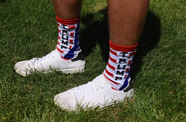 2020年7月3日 ノースダコタ州マンダン 愛国的なトランプ靴下は 米国のトランプ大統領の選挙の支援を示しています — ストック写真