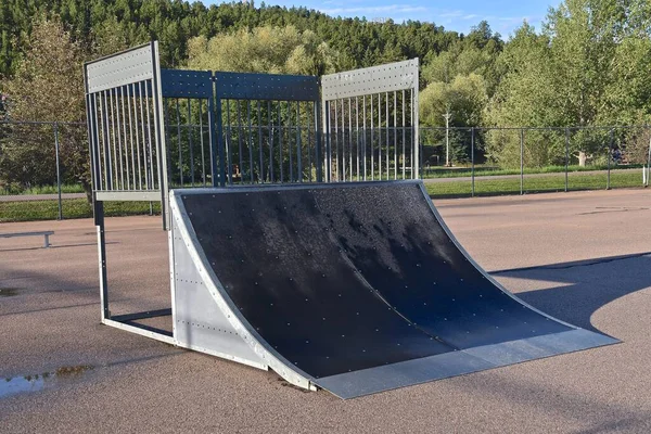 Een Skateboard Park Voorzien Van Een Kwart Pijp Voor Ervaren — Stockfoto