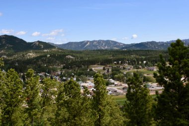 Custer şehir merkezi, Güney Dakota ve ufuktaki uzak Black Hills manzarası.