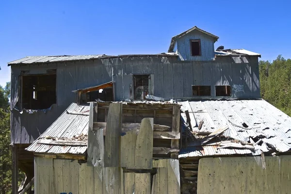 Eski Tarihi Terk Edilmiş Katlı Maden Yapısı Ağır Keresteler Çarşaflardan — Stok fotoğraf