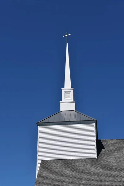 Oude Plattelandskerk Gemoderniseerd Met Een Nieuwe Vinyltoren Kruis — Stockfoto