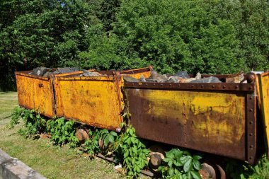 Madenlerdeki mineralleri taşımak için kullanılan paslı metal arabaları.