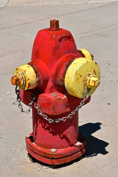 赤と黄色の古典的な古い消火栓 — ストック写真