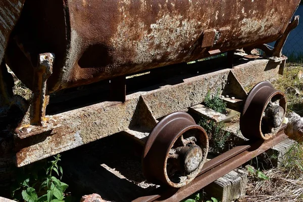 Oude Roestige Metalen Karren Voor Het Vervoer Van Mineralen Uit — Stockfoto