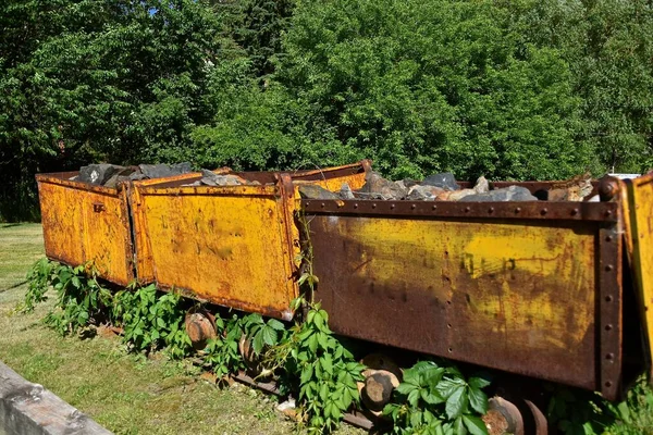 Madenlerdeki mineralleri taşımak için kullanılan paslı metal arabaları.