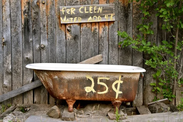 Baño Exterior Con Bañera Agua Por Solo Centavos —  Fotos de Stock