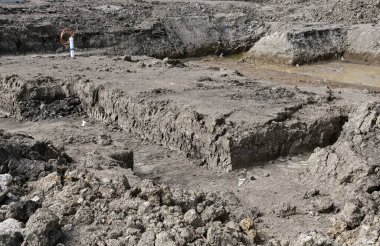 Bir kazı alanı deliği, formlara ve beton temellere sahip olmaya hazır yeni bir evin planını gösteriyor.. 