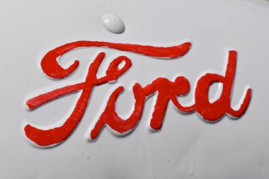 KEYSTONE, Güney DAKOTA, 26 AĞUSTOTA: Ford traktör kaput logosu Henry Ford tarafından 16 Haziran 1903 'te kurulan Dearborn, Michigan' daki Ford Motor Company 'nin bir ürünüdür..