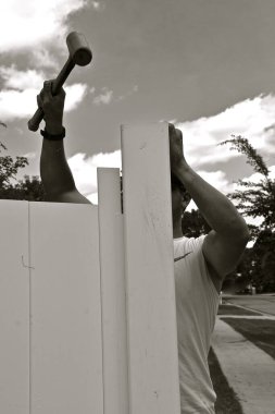 Bir işçi yeni mahremiyet çitinin olduğu yeri işaret ediyor. (siyah ve beyaz)