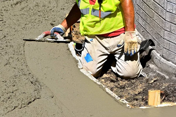 Mason Leveling Concrete Hand Held Trowel Wet Mud Pushed Smoothed — Stock Photo, Image