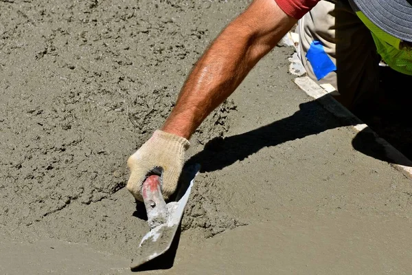 Egy Kőműves Kézzel Simítja Betont Miközben Nedves Iszapot Tolja Simítja — Stock Fotó