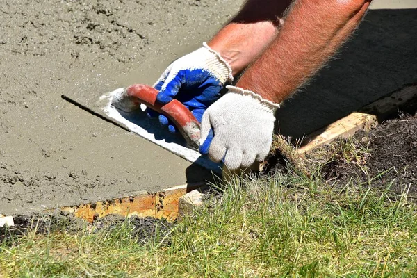 Een Betonnen Arbeider Maakt Gebruik Van Een Troffel Nat Modder — Stockfoto