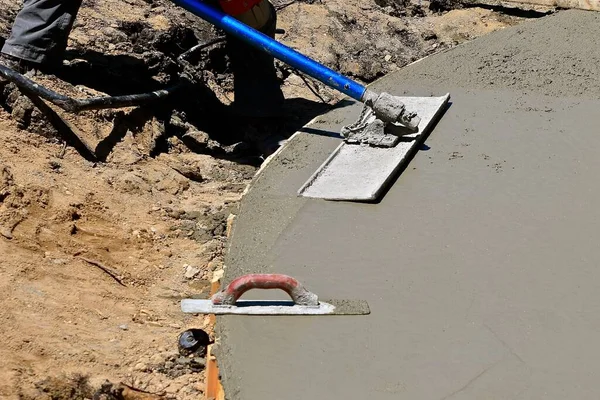 Cement Worker Operate Bull Float Wet Concrete Hand Trowel Nearby — Stock Photo, Image