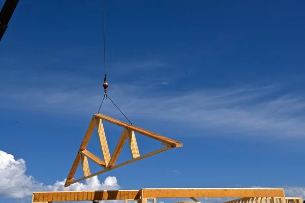 Boom Trasferimento Cavi Carico Travi Capriate Prefabbricate Alla Cima Edificio — Foto Stock