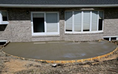 Yeni dökülmüş bir beton dairesel veranda kuruma sürecinde.