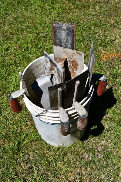 Ein Eimer Mit Kellen Verschiedener Größe Für Die Betonfertigstellung Ist — Stockfoto