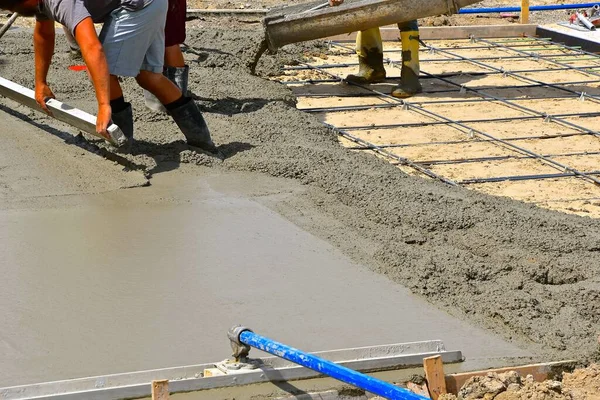Team Concrete Workers Screeding Troweling Pouring Wet Mud New Driveway — Stock Photo, Image