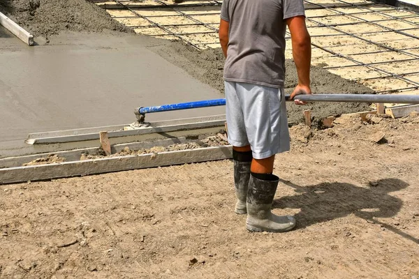 Cement Worker Uses Bull Float Level Smoothen Fresh Concrete Poured — Stock Photo, Image
