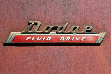 BARNESVILLE, MINNESOTA: Temmuz 221 2020: Eski Dodge pikap logosu, 1900 'lerin başında Doge Brothers tarafından kurulan bir Amerikan markası olan Dodge, minivan ve spor araçlarının ürünüdür..
