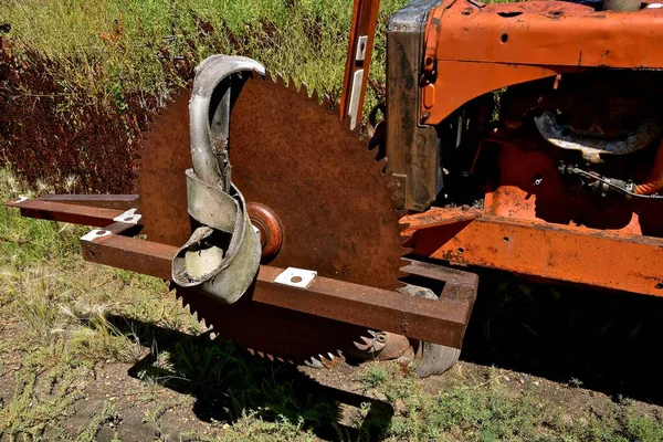 Una Enorme Hoja Sierra Oxidada Monta Tractor Con Cinturón Cuero — Foto de Stock