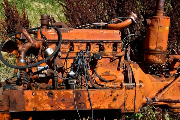 Einem Alten Orangefarbenen Traktormotor Fehlen Die Zündkerzen Sechszylindermotor — Stockfoto