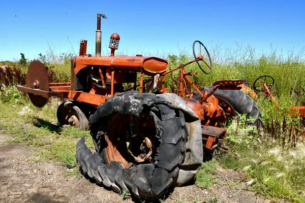 Sønderrevet Råttent Dekk Gammel Traktor Med Sirkelformet Sagblad – stockfoto