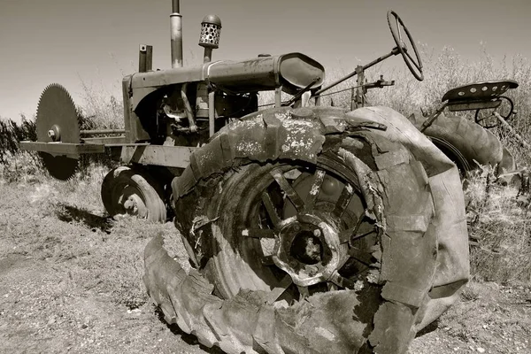 Pneu Déchiqueté Pourri Sur Vieux Tracteur Avec Une Lame Scie — Photo