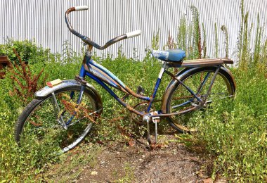 BARNESVILLE, MINNESOTA, 21 Temmuz 2020: Eski bisiklet, Alman doğumlu makine mühendisi Ignaz Schwinn tarafından 1895 yılında Chicago 'da kurulan Schwinn Bisiklet Şirketi' nin bir ürünüdür..