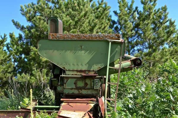 Old Salvaged Pull Combine Huge Hopper Runs Power Take Left — Stock Photo, Image