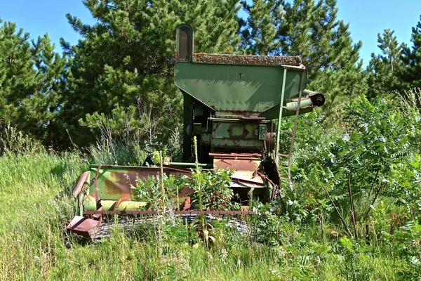 Old Salvaged Pull Combine Run Power Take Left Long Grass — Stock Photo, Image