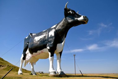 NEW SALEM, NORTH DAKOTA, 18 Ağustos 2020: New Salem Susie, Lion 's Club of the Lion tarafından desteklenen bir inek.