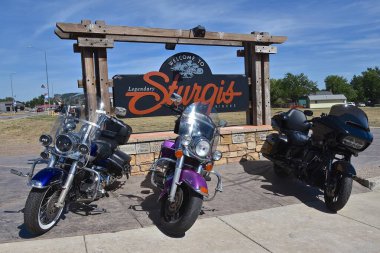 STURGIS, GÜNEY DAKOTA, 16 Ağustos 2020: Fotoğraf-op istasyonu motosikletçileri geleneksel Sturgis Motosiklet Rallisi 'ne davet ediyor..
