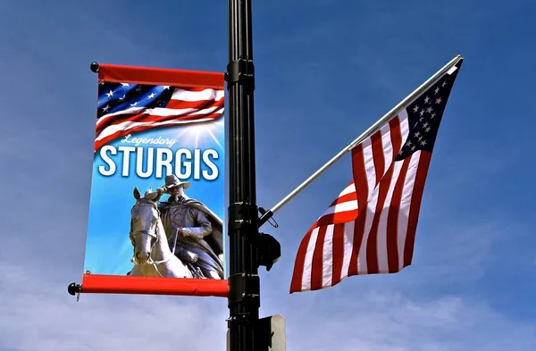 Sturgis 南Dakota 2020年8月16日 メインストリートの像フラグは 毎年恒例のSturgisオートバイラリーにバイカーを歓迎し 8月の第2週目に発生し ハーレーダビッドソンを備えています — ストック写真