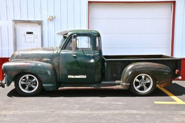 Lake Park, MINNESOTA, 29 Temmuz 2020: Kısmen restore edilmiş bir Chevrolet, halk arasında Chevrolet olarak da bilinir ve resmi olarak General Motors Company 'nin Chevrolet Tümeni olarak adlandırılır.