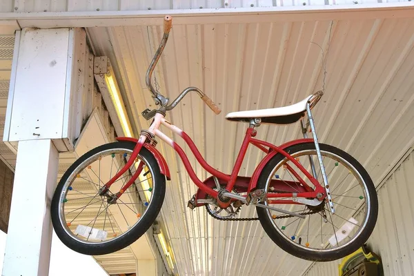 Una Vecchia Bicicletta Epoca Pende Dal Soffitto Portico Sito Commerciale — Foto Stock