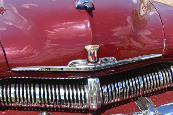 Park Gölü, MINNESOTA, 29 Temmuz 2020: Eski klasik arabanın kaput, ızgara logosu, 1938 yılında Edsel Ford Motor Company tarafından üretilen, Amerikan otomobil üreticisi Ford Motor Company 'nin kapatılmış bir bölümüdür.,