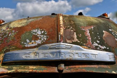 Park Gölü, MINNESOTA 29 Temmuz 2020: Logolu eski paslı araba Chevrolet olarak adlandırılır ve resmi olarak General Motors Company Chevrolet Bölümü üreticisi
