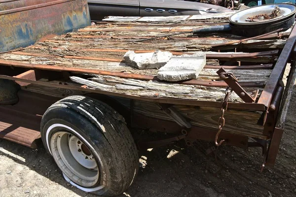 트럭의 상자는 나무와 조각으로 수없을 정도로 손상되었다 — 스톡 사진