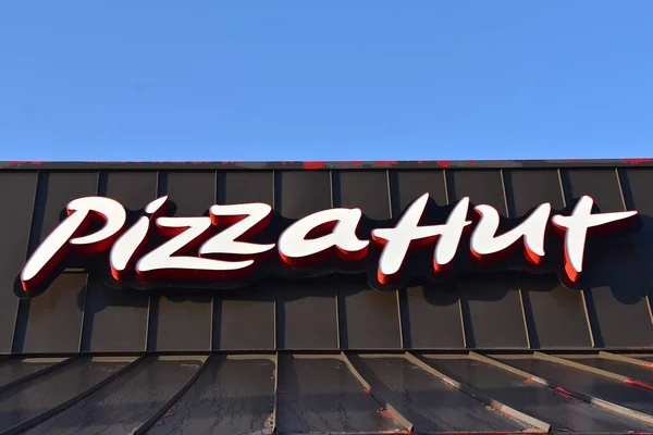 Bismarck Norddakota Augusti 2020 Logotypen Och Skylten Representerar Pizza Hut — Stockfoto
