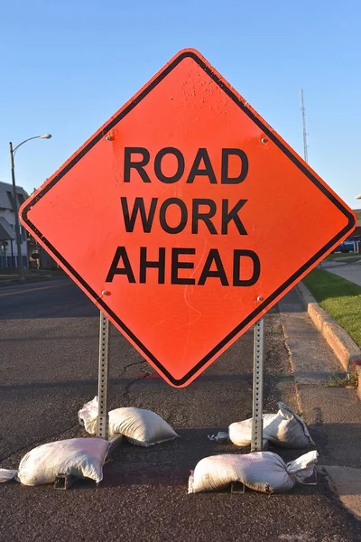 Road Work Ahead Cedule Přidržuje Místě Pytle Pískem — Stock fotografie