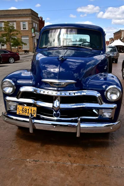 拉皮德斯 明尼苏达州 2020年7月29日 1954年的皮卡烤架和前排是一款雪佛兰 俗称雪佛兰 正式名称是通用汽车公司雪佛兰分公司 是美国制造业的一个汽车部门 — 图库照片