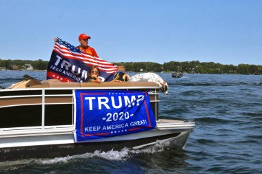 Park Gölü, MINNESOTA, 5 Eylül 2020: Başkan Trump 'ın hayranları, teknelerin ve dubaların siyasi destek için pankartlar ve pankartlarla süslendiği Cormorant Gölü' ndeki geçit törenine katıldılar.