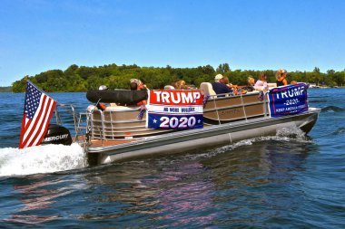 Park Gölü, MINNESOTA, 5 Eylül 2020: Başkan Trump 'ın hayranları, teknelerin ve dubaların siyasi destek için pankartlar ve pankartlarla süslendiği Cormorant Gölü' ndeki geçit törenine katıldılar.