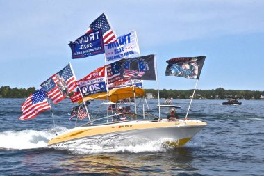 Park Gölü, MINNESOTA, 5 Eylül 2020: Başkan Trump 'ın hayranları, teknelerin ve dubaların seçimler için siyasi destek verdikleri pankartlar ve pankartlarla süslendiği Cormorant Gölü' ndeki geçit törenine katıldılar.