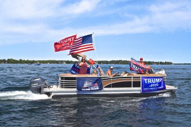 Park Gölü, MINNESOTA, 5 Eylül 2020: Başkan Trump 'ın hayranları, teknelerin ve dubaların seçimler için siyasi destek verdikleri pankartlar ve pankartlarla süslendiği Cormorant Gölü' ndeki geçit törenine katıldılar.