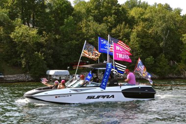 Park Gölü, MINNESOTA, 5 Eylül 2020: Başkan Trump 'ın hayranları, teknelerin ve dubaların seçimler için siyasi destek verdikleri pankartlar ve pankartlarla süslendiği Cormorant Gölü' ndeki geçit törenine katıldılar.