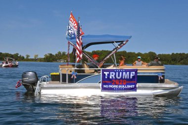 Park Gölü, MINNESOTA, 5 Eylül 2020: Başkan Trump 'ın hayranları, teknelerin ve dubaların seçimler için siyasi destek verdikleri pankartlar ve pankartlarla süslendiği Cormorant Gölü' ndeki geçit törenine katıldılar.