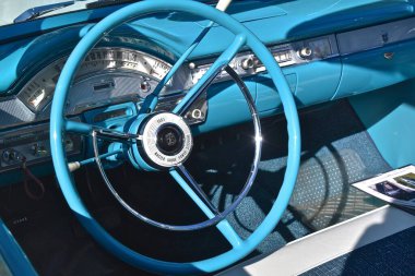 BISMARCK, NORTH DAKOTA, 1 Ağustos 2020: 1958 Ford Fairlane 500 'ün direksiyon ve çizgisi Bismarck' taki The Capital A 'Fair' de sergilenmektedir. .