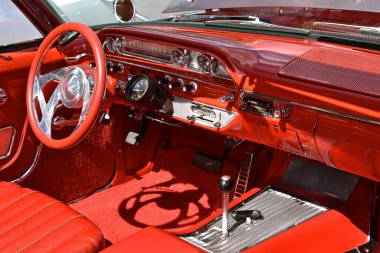 BISMARCK, NORTH DAKOTA, 1 Ağustos 2020: Fords ve Mustangs 'ın yer aldığı ve 1962 model klasik bir Ford Skyliner' ın iç gösterge ve direksiyonunu gösteren Bismarck 'taki yıllık Büyük A Fuarı. 