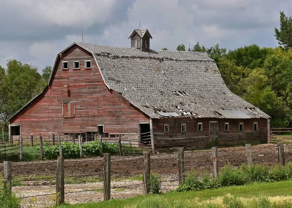 Old Red Rickety Hip Roofed Dairy Barn State Deterioration — Stock Photo, Image